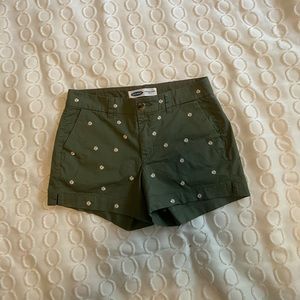 Daisy Print Mid-Rise Shorts NWOT